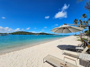 En la playa y playa de arena blanca 
