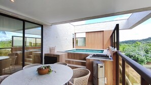 Luxury Apartment | Outdoor dining