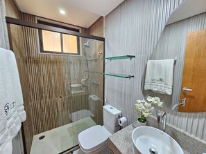 Apartamento conforto | Banheiro | Chuveiro, toalhas de banho
