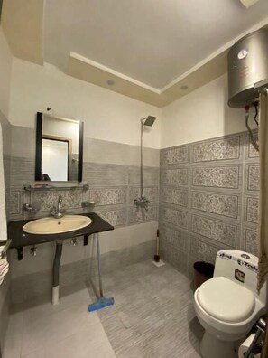 Shower, designer toiletries, towels, soap - Sukoon Resort Murree (Kali Matti)