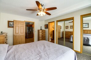 3 bedrooms, desk, iron/ironing board, Internet