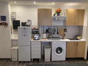 Kühlschrank, Mikrowelle, Herdplatte, Wasserkocher mit Kaffee-/Teezubehör