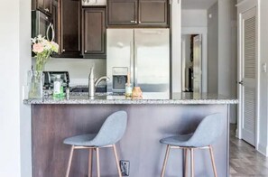 Réfrigérateur, four à micro-ondes, un four, surface de cuisson