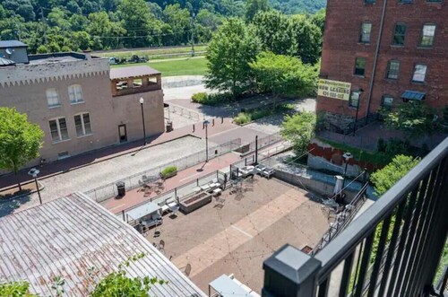 Luxurious Downtown Waterfront Loft w/ Balcony