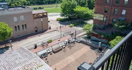 Luxurious Downtown Waterfront Loft w/ Balcony
