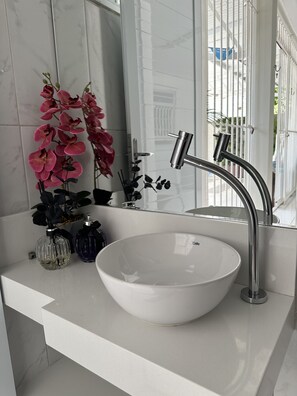 Shower, hair dryer, towels, toilet paper - Melhores Flats - Linda Casa Pertinho do mar (Loteamento Vitorino Cardoso Cabedelo)