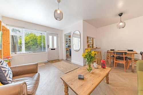 Great getaway for couples at this central Windermere ground floor flat with parking