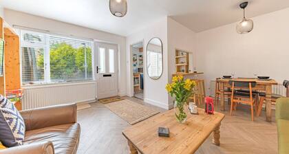 Great getaway for couples at this central Windermere ground floor flat with parking