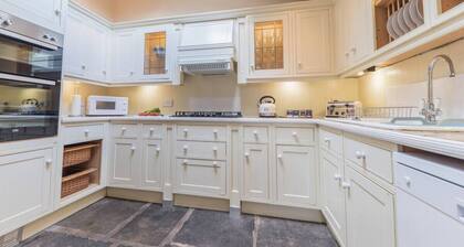Central Kendal Georgian home, private courtyard & free parking