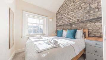 4 bedrooms, desk, iron/ironing board, travel crib