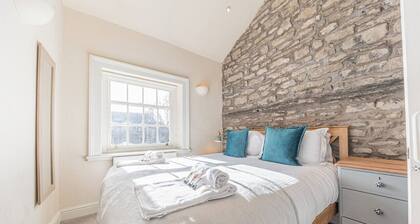 Central Kendal Georgian home, private courtyard & free parking