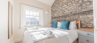 Central Kendal Georgian home, private courtyard & free parking