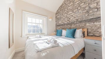 4 bedrooms, desk, iron/ironing board, travel crib