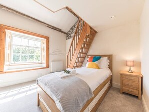 4 sovrum, skrivbord, strykjärn/strykbräda och resesäng