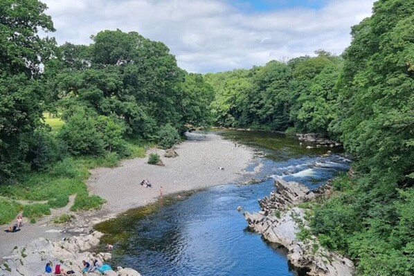 Beach - Gorgeous Georgian family friendly property, central Kirkby Lonsdale with parking and EV charger (Kirkby Lonsdale)