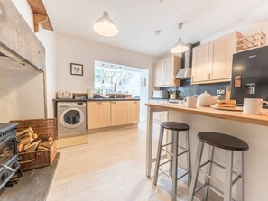Fridge, microwave, oven, stovetop - Gorgeous Georgian family friendly property, central Kirkby Lonsdale with parking and EV charger (Kirkby Lonsdale)