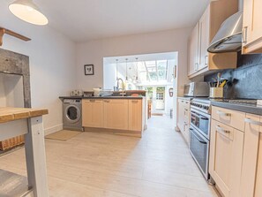 Fridge, microwave, oven, stovetop - Gorgeous Georgian family friendly property, central Kirkby Lonsdale with parking and EV charger (Kirkby Lonsdale)