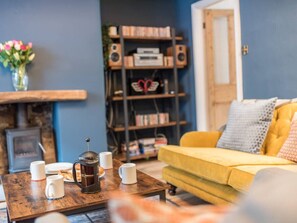 Smart-tv, een open haard en een stereo
