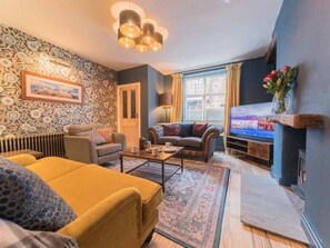 Smart TV, fireplace, DVD player, stereo - Gorgeous Georgian family friendly property, central Kirkby Lonsdale with parking and EV charger (Kirkby Lonsdale)