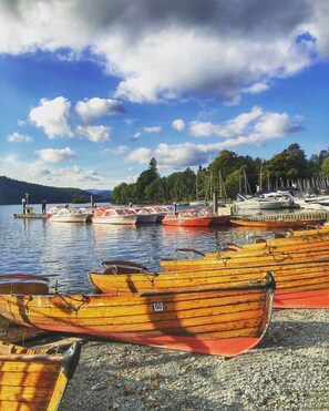 Marina - Romantic getaway, little two bed, two bath barn conversion with amazing views & parking (Ambleside)