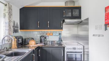 Een koelkast, een microgolfoven, een oven, een kookplaat