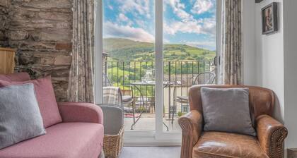Romantic getaway, little two bed, two bath barn conversion with amazing views & parking