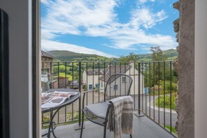 Property grounds - Romantic getaway, little two bed, two bath barn conversion with amazing views & parking (Ambleside)