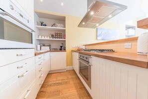 Fridge, microwave, oven, stovetop - Family friendly apartment with parking in central Ambleside (Ambleside)