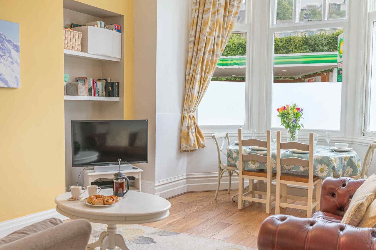 TV connectée, lecteur de DVD, livres, chaîne hi-fi