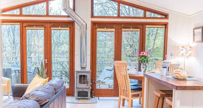 Family getaway in this lovely Lakeland lodge with private parking and patio
