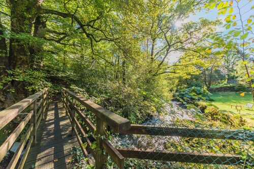 Space galore, an acre of gardens and four bedrooms, Lakeland farmhouse with games room, free parking