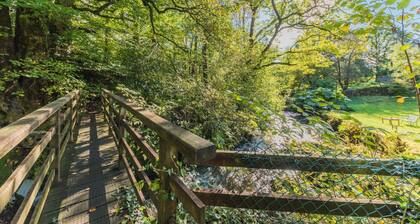 Space galore, an acre of gardens and four bedrooms, Lakeland farmhouse with games room, free parking