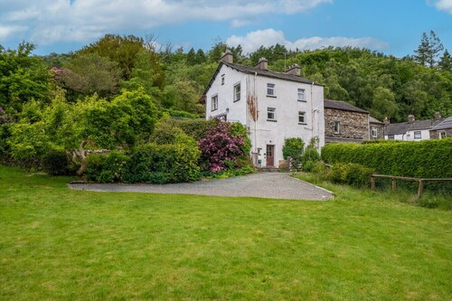 Space galore, an acre of gardens and four bedrooms, Lakeland farmhouse with games room, free parking