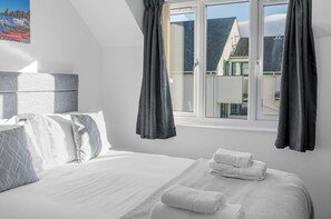 3 bedrooms, iron/ironing board, travel crib, free WiFi - Two minute walk from the World of Beatrix Potter, apartment with parking (Bowness-on-Windermere)