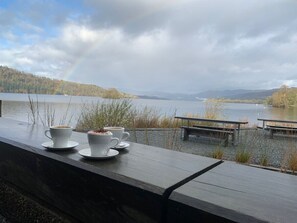 Outdoor dining - Two minute walk from the World of Beatrix Potter, apartment with parking (Bowness-on-Windermere)