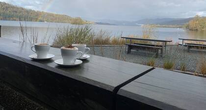 Two minute walk from the World of Beatrix Potter, apartment with parking