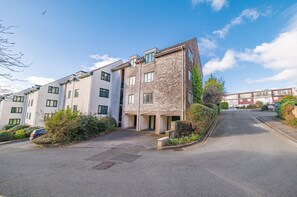 Exterior - Two minute walk from the World of Beatrix Potter, apartment with parking (Bowness-on-Windermere)