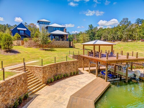 Beautiful waterfront lake guest house with guest boat docking area