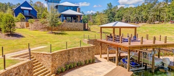 Beautiful waterfront lake guest house with guest boat docking area