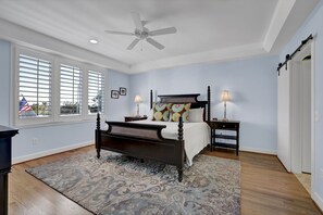 4 bedrooms, iron/ironing board, WiFi, bed sheets