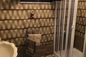 Dusche, umweltfreundliche Kosmetikartikel, Haartrockner, Bidet