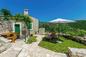 Outdoor dining - Holiday home with air conditioning (Crikvenica)