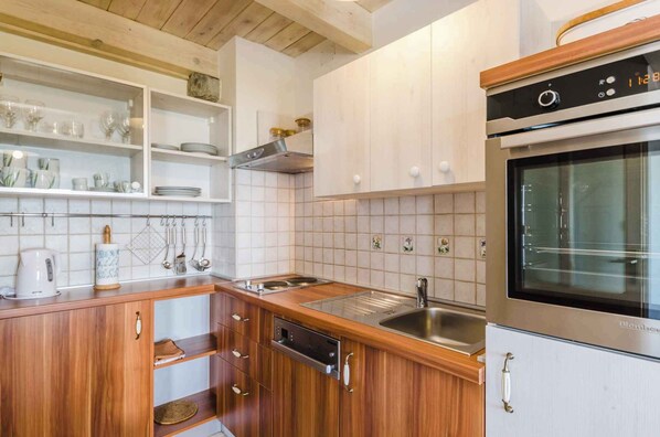 Frigorifero, forno, piano cottura, lavastoviglie