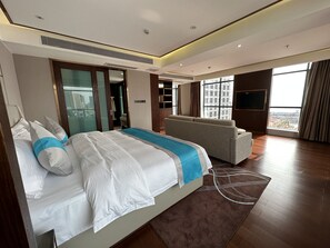 Executive Suite | Minibar, desk, free WiFi