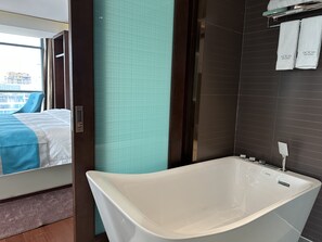 Executive Suite | Bathroom | Shower, bathrobes, slippers, towels - XI AN JIU DIAN Hotel (Sihanoukville)