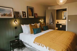 17 bedrooms, desk, iron/ironing board, travel cot - Takeover your own riverside pub & hotel sleeps 10-40 - Brigg White Hart (Brigg)