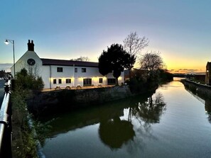 Exterior - Takeover your own riverside pub & hotel sleeps 10-40 - Brigg White Hart (Brigg)