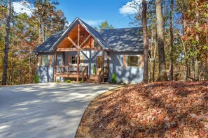 Exterior - Luxury dog-friendly escape: Grin & Bear It Lodge (Ellijay)