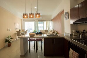 Fridge, microwave, oven, dishwasher - Ocean-View 2BR/2BA Apt in El Laguito (Cartagena de Indias)