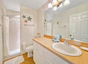 Sèche-cheveux, serviettes fournies, papier toilette